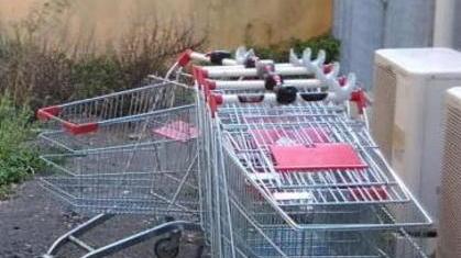 Rimossi i carrelli degli abusivi della movida