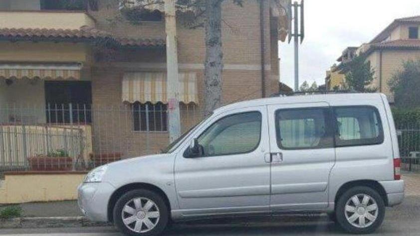 Viale Europa, ancora auto sulle strisce