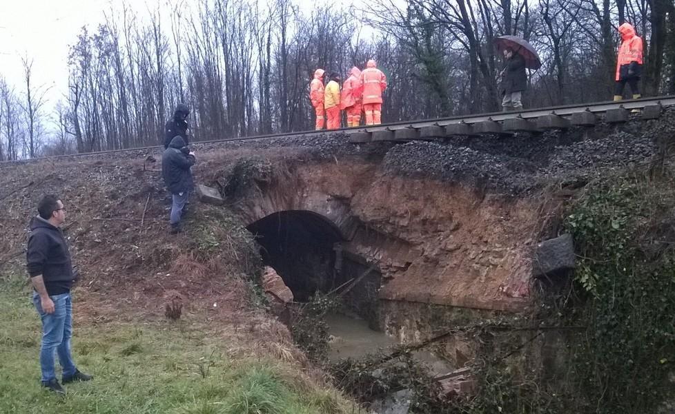 Frana il terreno sotto i binari: treni fermi 