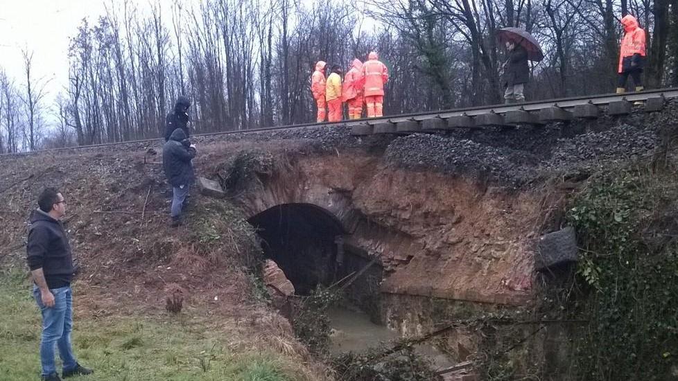 Frana il terreno sotto i binari: treni fermi