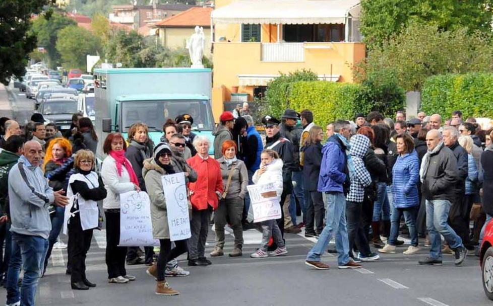 «La Costa è fuorilegge» Gli albianesi in procura 