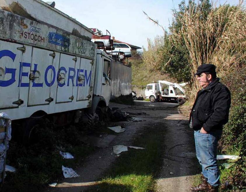 Vandali e scritte contro la ditta Palla 