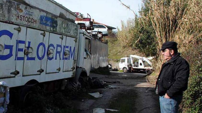 Vandali e scritte contro la ditta Palla