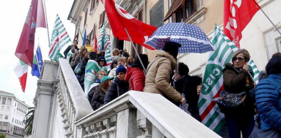Gli addetti della sanità in sciopero, presidio a Palazzo Civico 