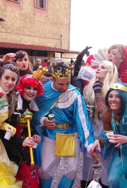 Carri allegorici in centro, frittelle e tanta musica 
