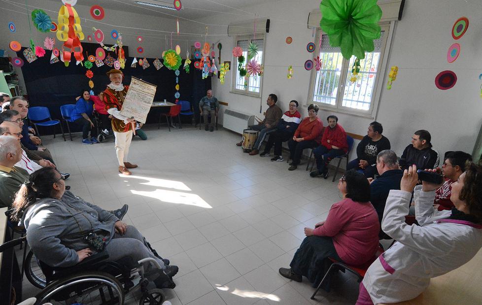 Festa alla comunità Il Gabbiano con il banditore della Sartiglia