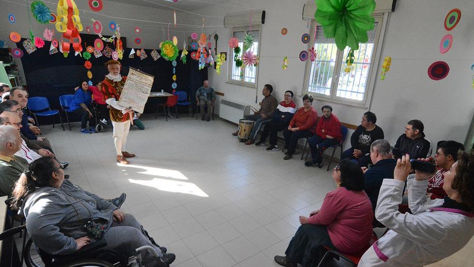 Festa alla comunità Il Gabbiano con il banditore della Sartiglia