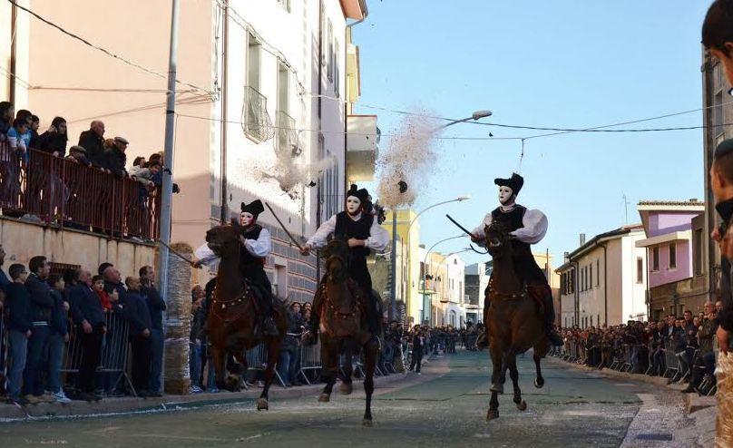 Orune, la pentolaccia a cavallo 