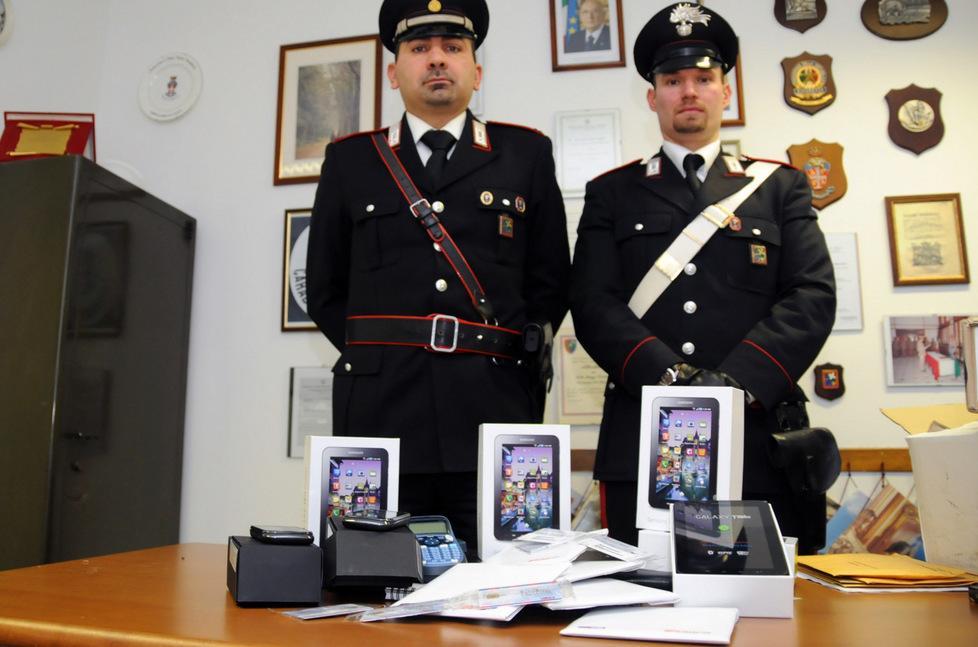 Vendono cellulari tarocchi Denunciati tre truffatori 