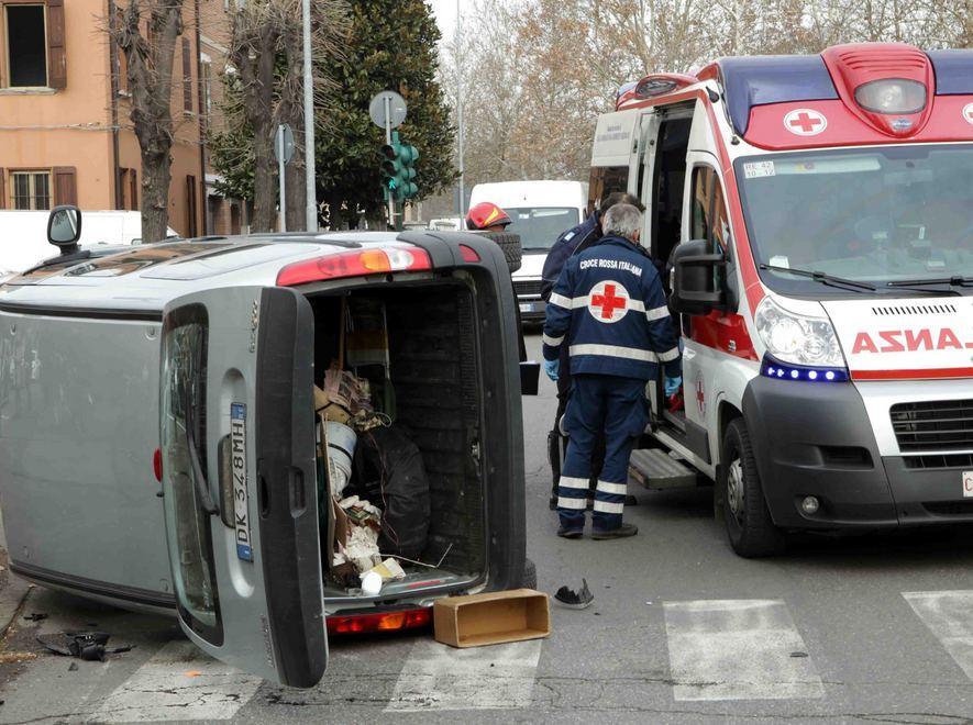 Auto si rovescia dopo lo scontro 