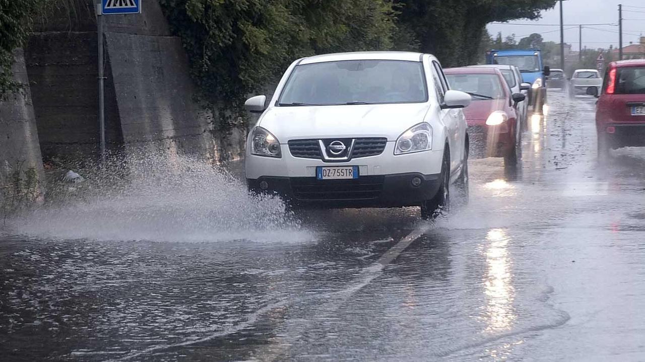Maltempo in Toscana, disagi per le strade allegate. A Viareggio si confida in una "tregua"