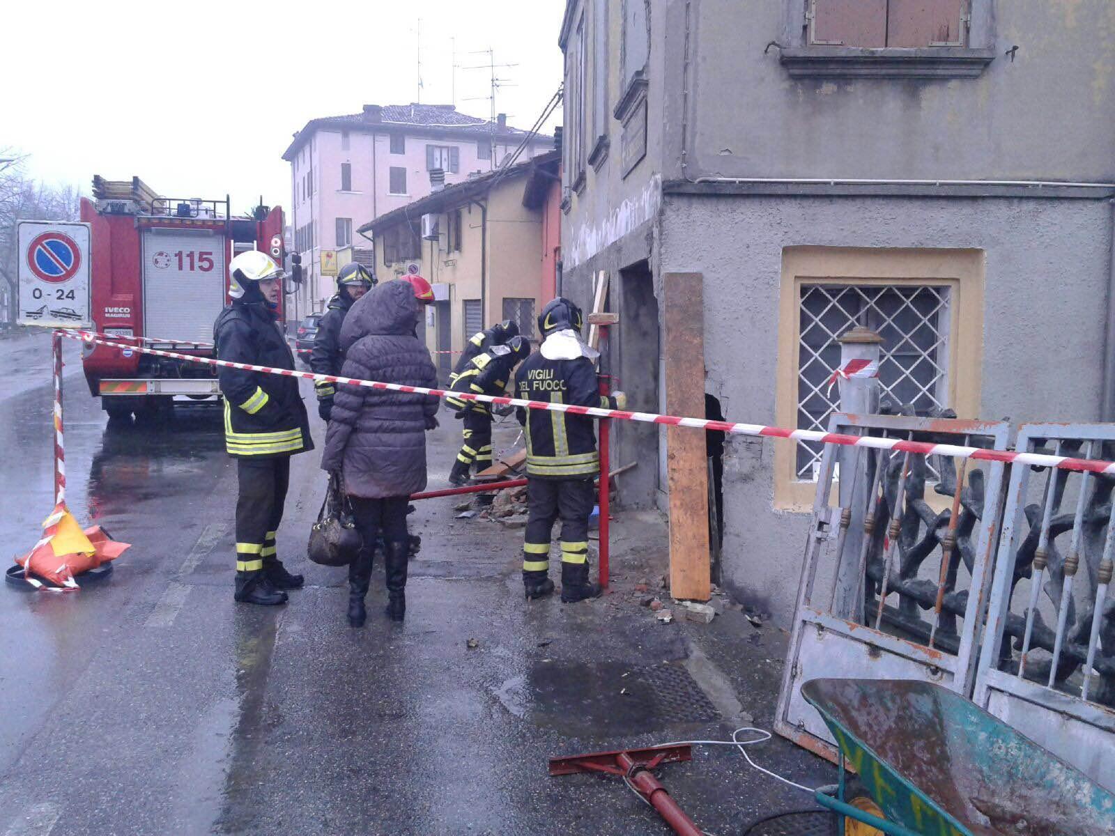 Modena, con l'auto entra in una casa. Palazzo inagibile: 7 famiglie senza casa 