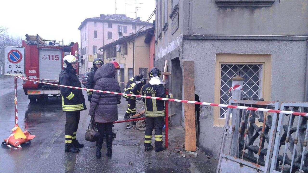 Modena, con l'auto entra in una casa. Palazzo inagibile: 7 famiglie senza casa