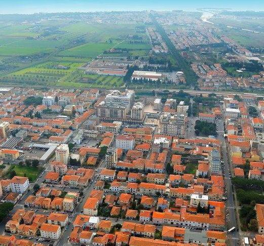 Una veduta aerea dell'abitato di Cecina