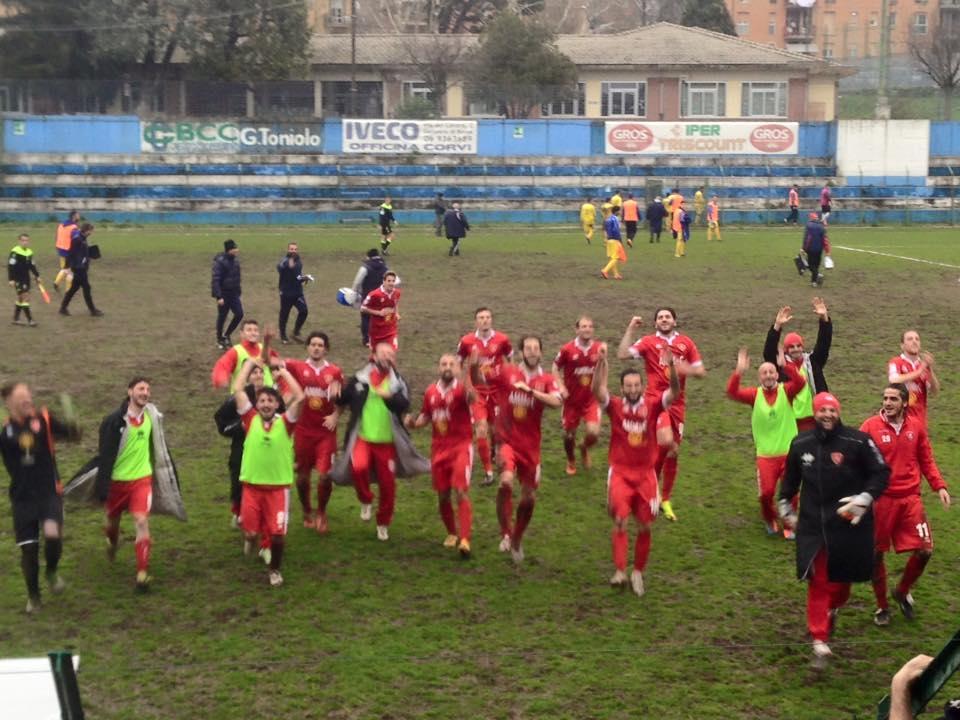L'esultanza dei biancorossi dopo la vittoria 