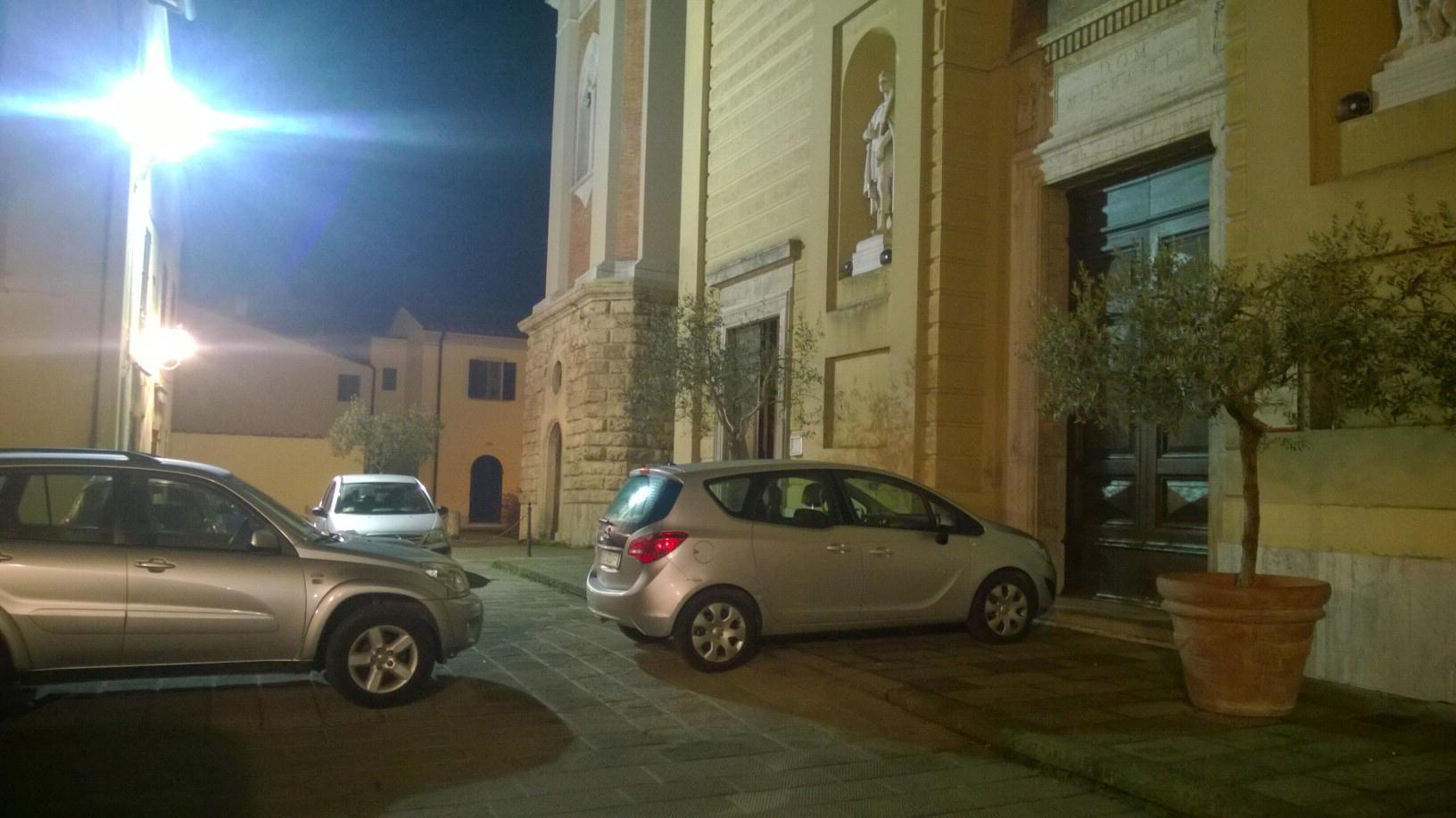 Sosta selvaggia, il prete: «Piazza da chiudere»