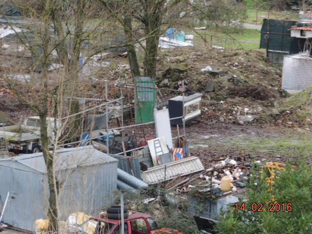 I rifiuti abbandonati nel terreno di fianco a via Facibeni a Casale 
