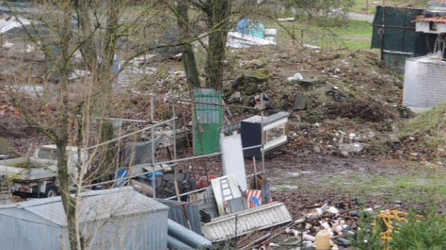 I rifiuti abbandonati nel terreno di fianco a via Facibeni a Casale