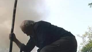 Remo Martini su una carbonaia (foto di Lucia Pasquini)