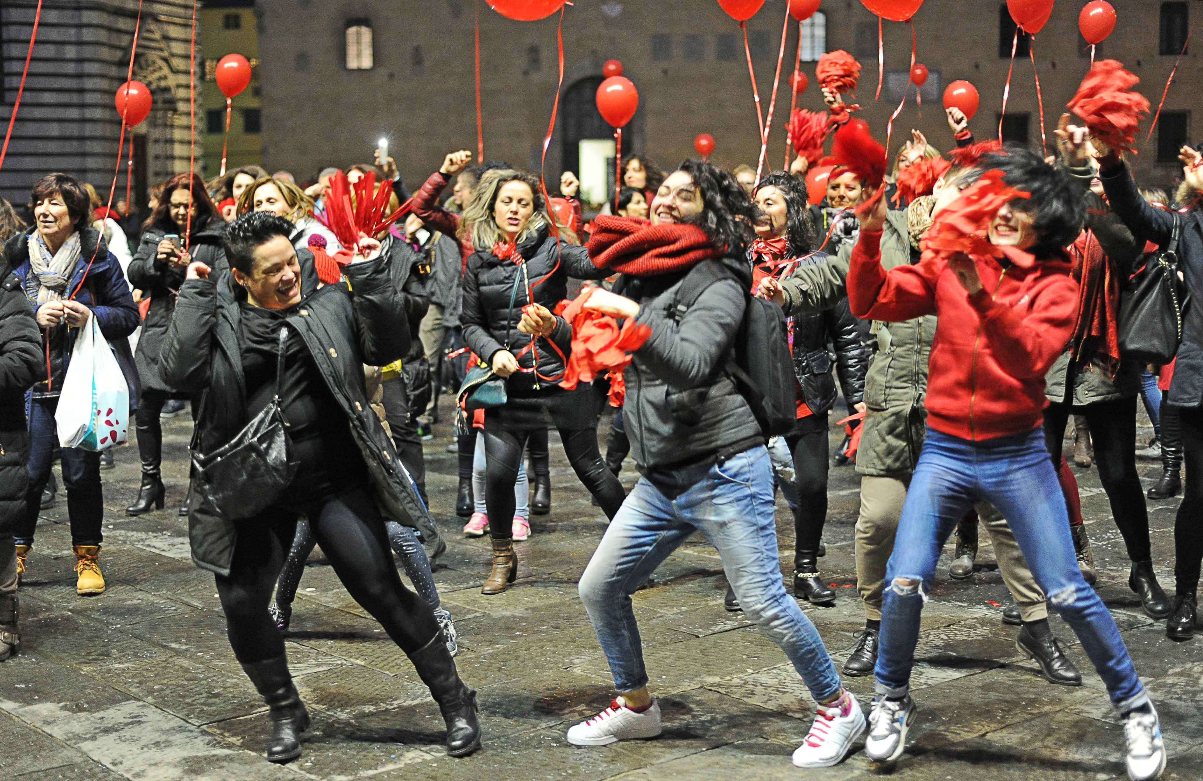 Il flash mob contro la violenza sulle donne colora di rosso piazza del Duomo - VIDEO 