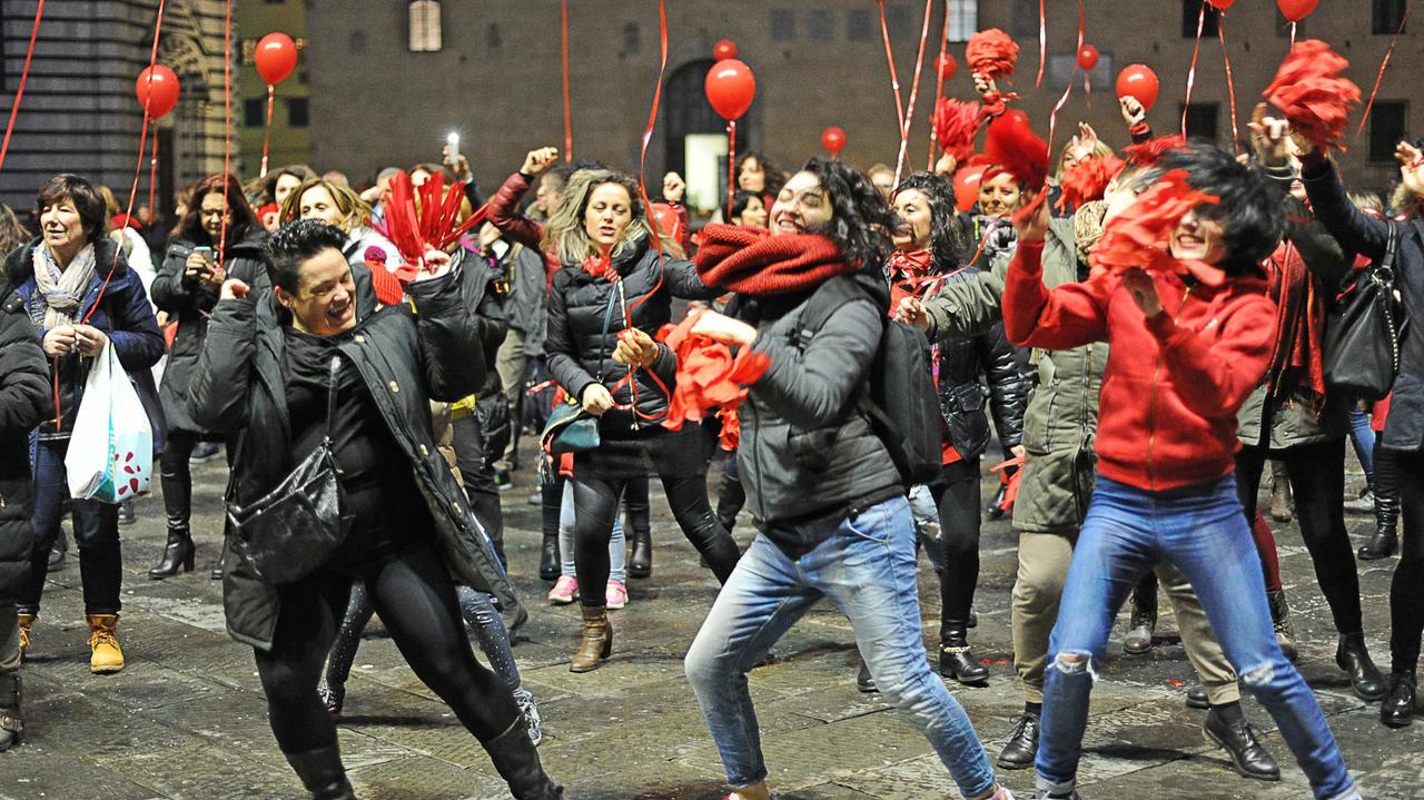 Il flash mob contro la violenza sulle donne colora di rosso piazza del Duomo - VIDEO