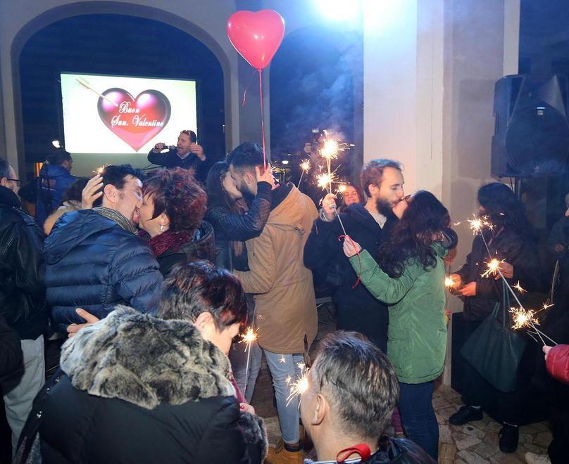 Il bacio collettivo va in onda al Kursaal 