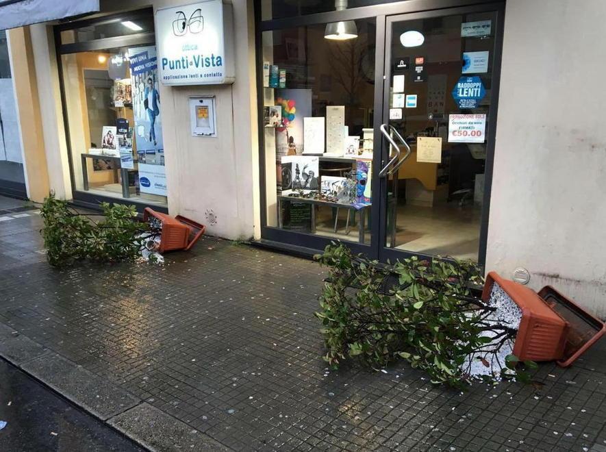 Vandalo in azione, ripreso dalle telecamere 