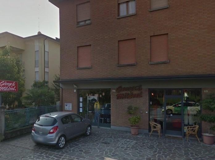 Carpi. Spaccano vetrina di negozio e se ne vanno con i jeans 
