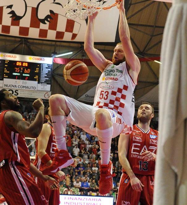 Dieci assist per l’improvvisato play Knowles: è una super partita