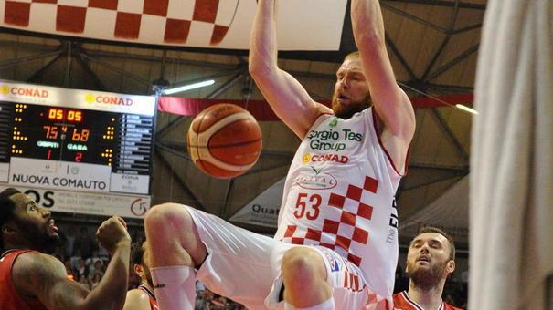 Dieci assist per l’improvvisato play Knowles: è una super partita