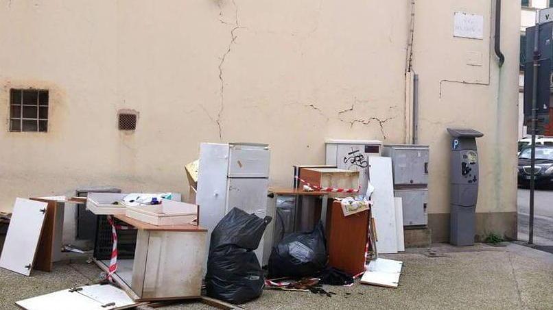 Via Chiarugi come una discarica