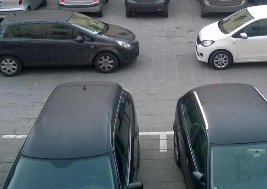 Sosta selvaggia, il prete «Piazza da chiudere»