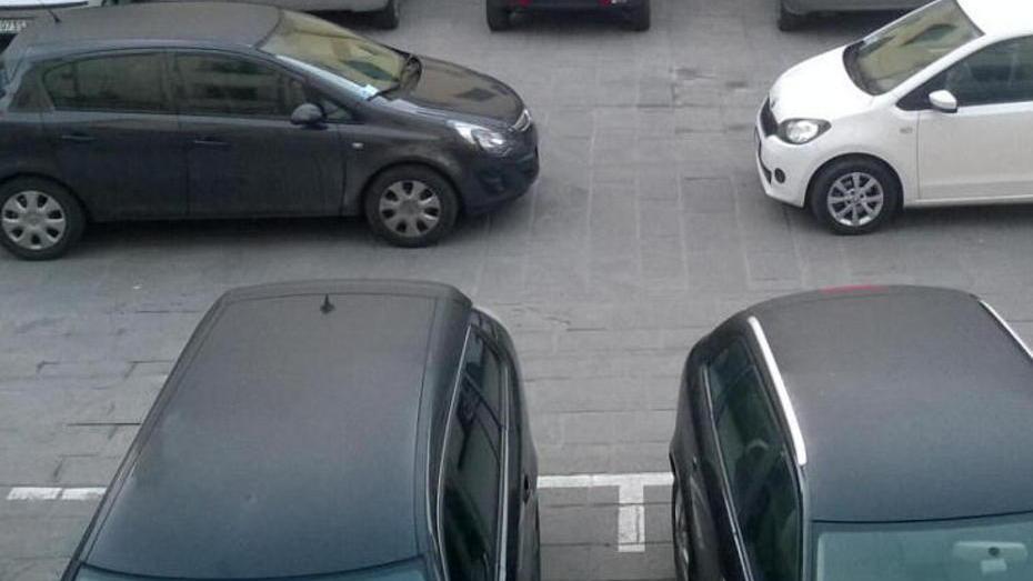 Sosta selvaggia, il prete «Piazza da chiudere»