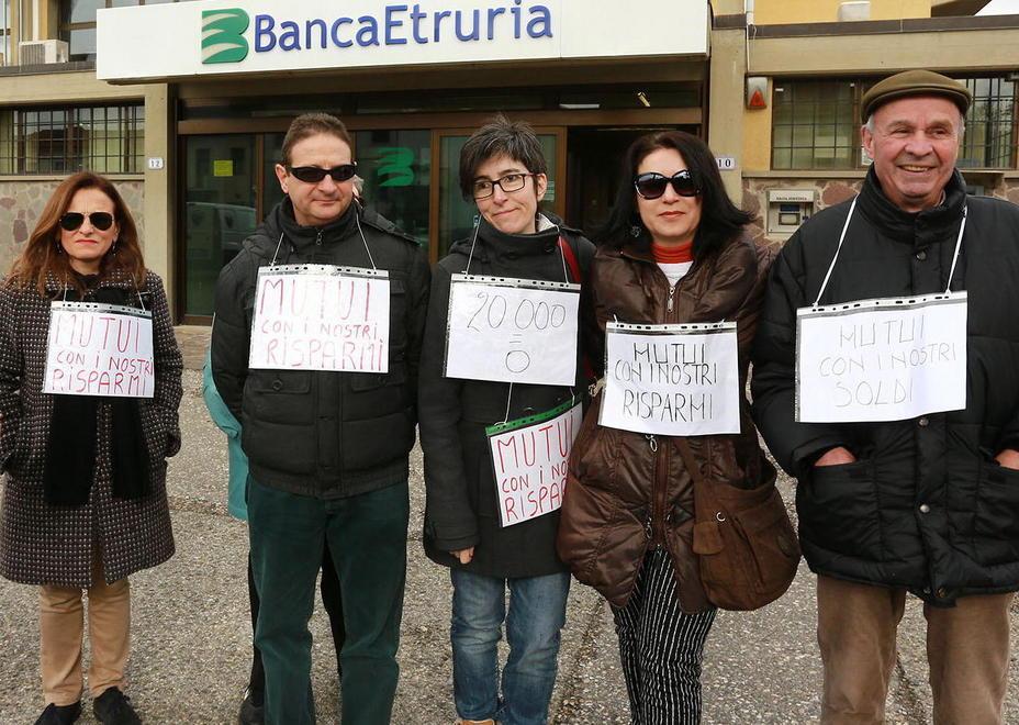 Doppia protesta contro il “Mutuo day” 