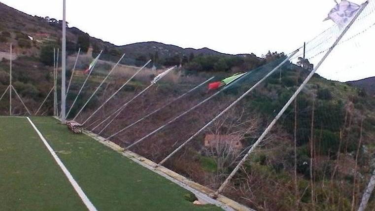 Al campo sportivo il disastro del vento