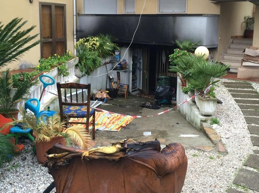 Cane muore per salvare la cucciola dalle fiamme 