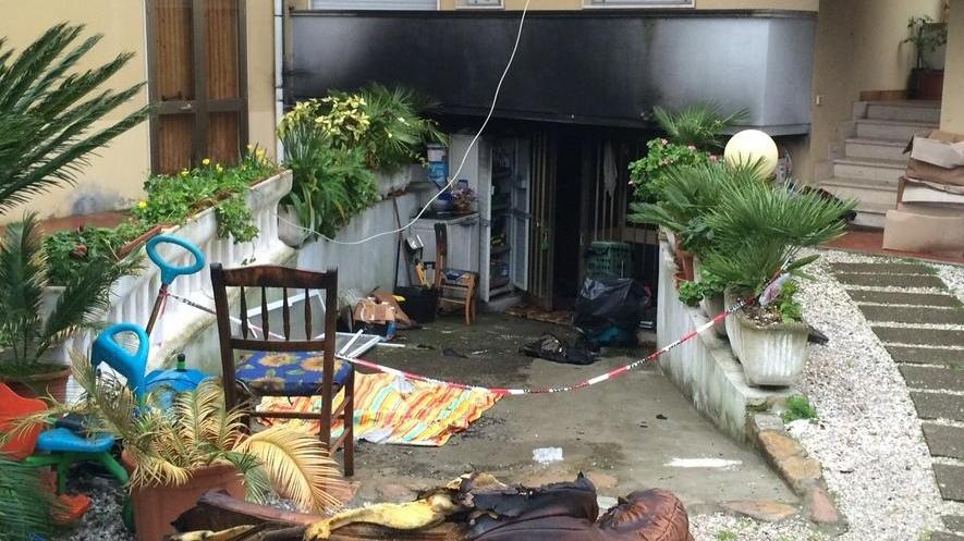 Cane muore per salvare la cucciola dalle fiamme