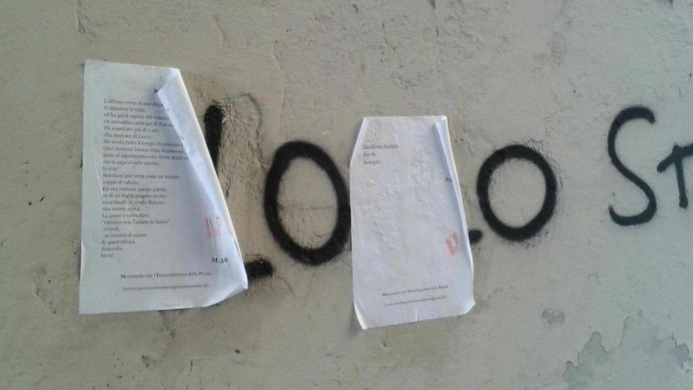 I versi dei poeti anonimi sui muri dei palazzi antichi