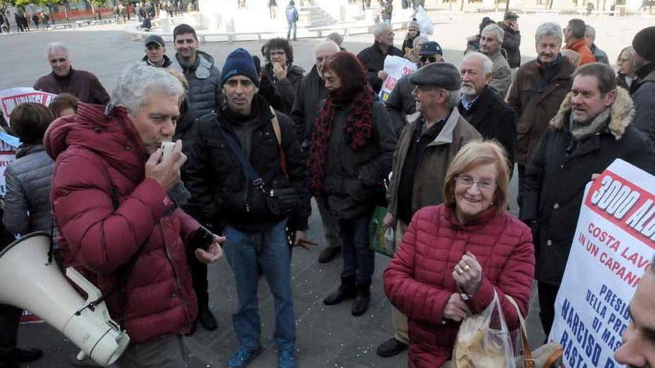 Caso Costa, gli albianesi in procura
