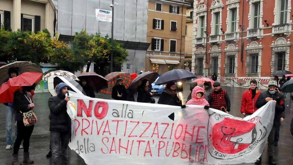 La pioggia spegne il corteo antifascista