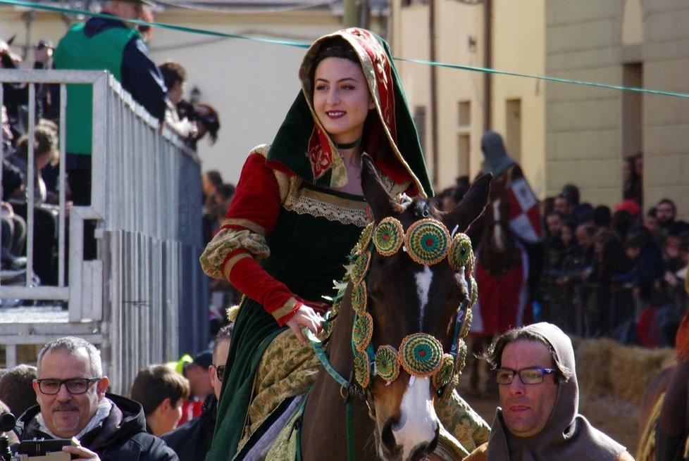 Una osilese nei panni di Eleonora d’Arborea