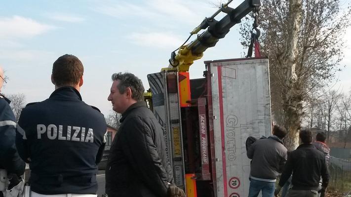 Camion contro un albero: la Vignolese chiusa per ore