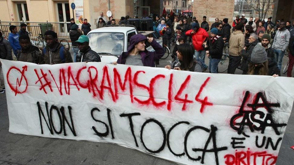 Mobilitazione per i migranti di via Gramsci