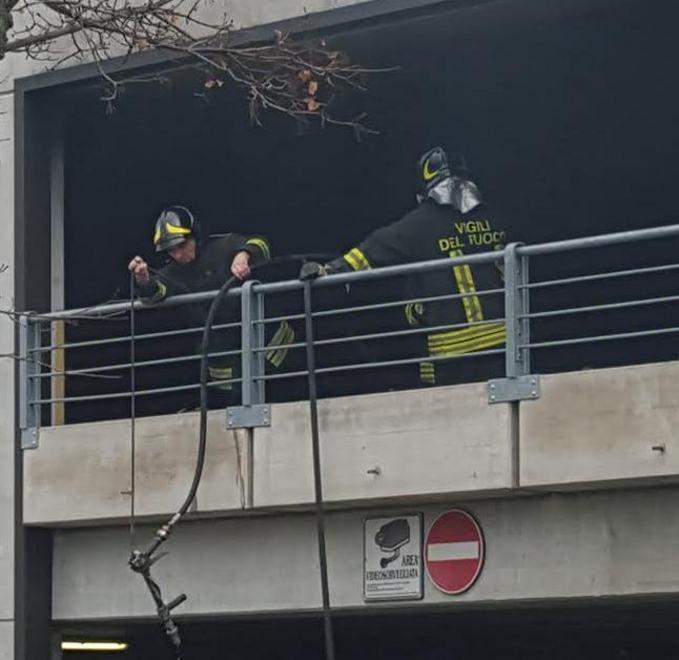 In fiamme il giaciglio di un senzatetto 