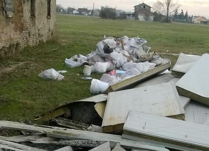 Reggio Emilia, scoperta una "discarica" di eternit in via Gramsci