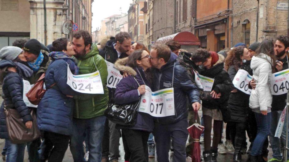 In via Mayr con “Kiss & Run” la pioggia è solo di baci appassionati