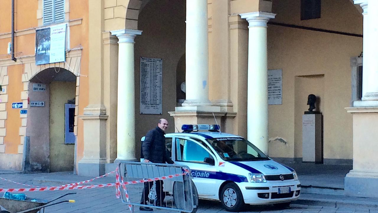 Reggio Emilia, polemica dei vigili sulla scorta al sindaco: "Siamo poliziotti, non semplici autisti"