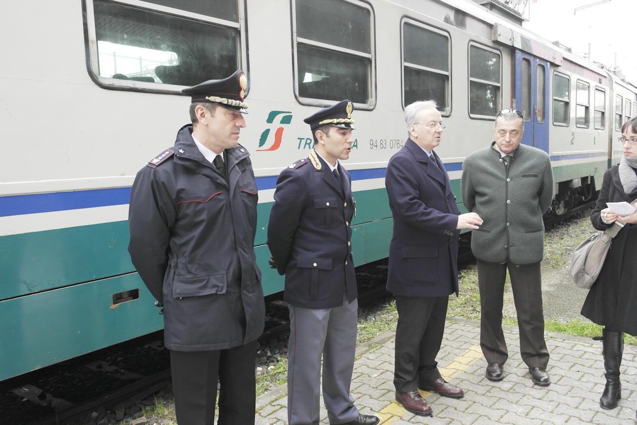 Il sopralluogo del prefetto e delle forze dell'ordine alla stazione (Foto Muzzi)