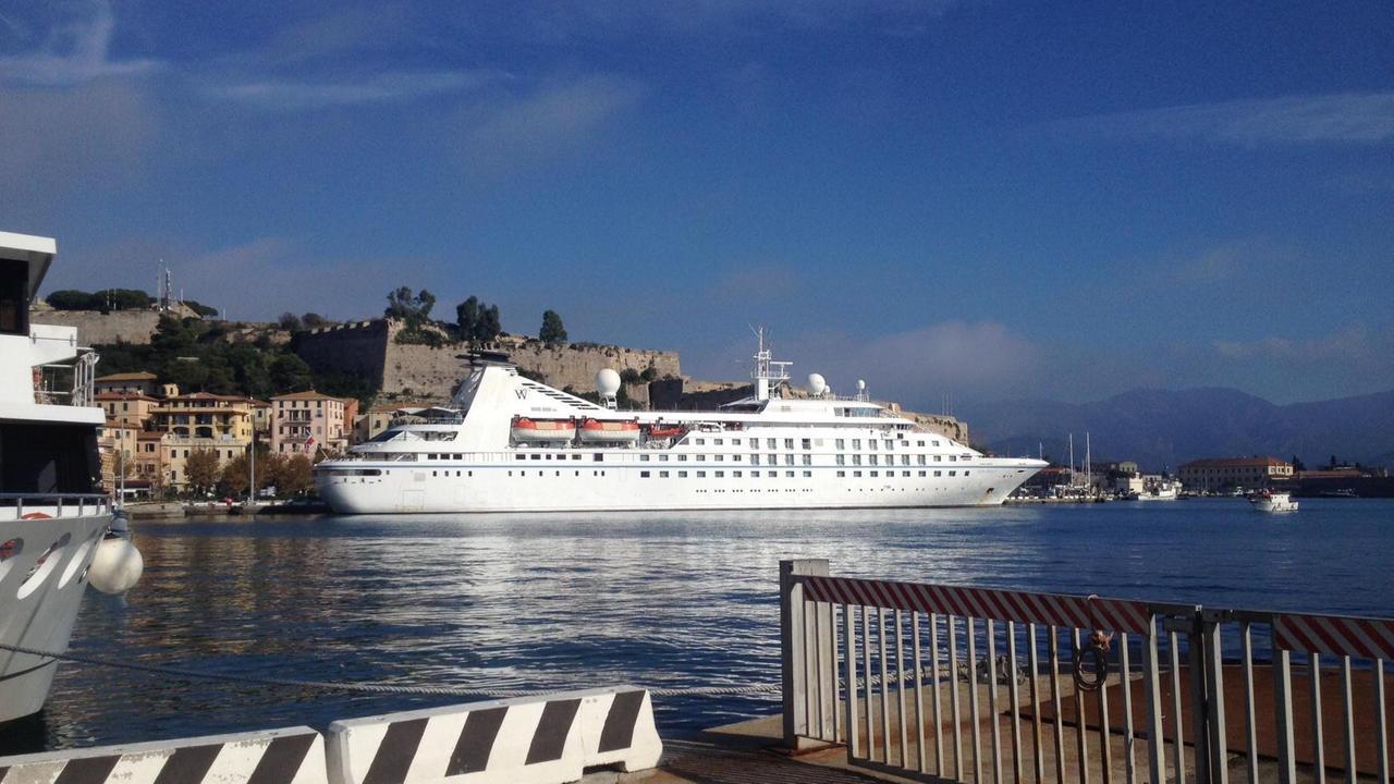 Una nave da crociera a Portoferraio