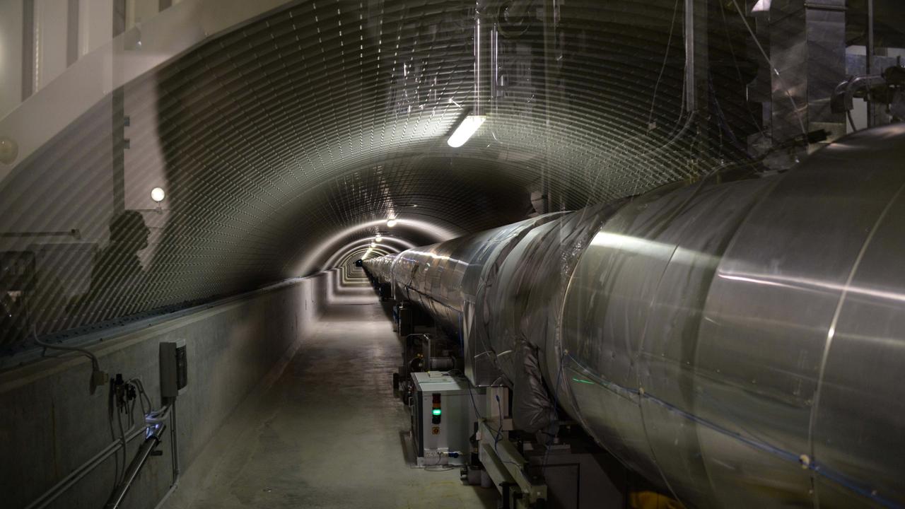 Alcuni degli impianti dell'antenna Virgo a Cascina (foto Franco Silvi)